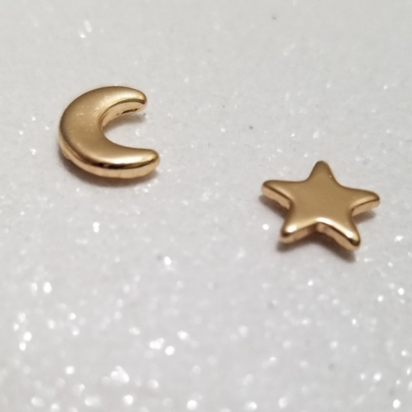 Small Gold Tone Star & Moon Earrings - Picture 3 of 3